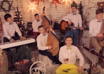Группа “Шпилясті кобзарі” спела Jingle Bells, чтобы устроить бездомных щенков