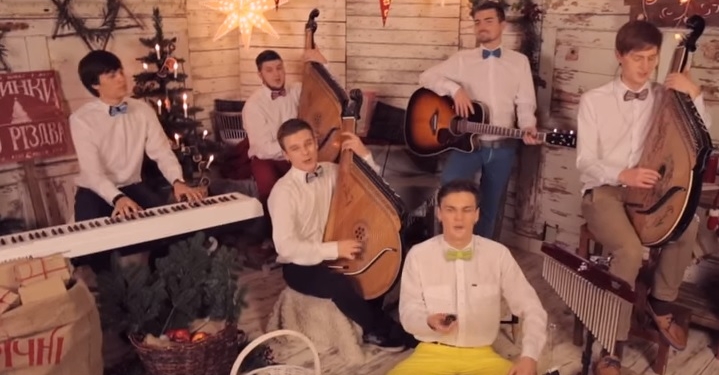 Группа “Шпилясті кобзарі” спела Jingle Bells, чтобы устроить бездомных щенков