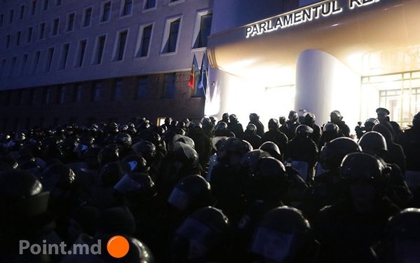 В Молдове протестующие захватили парламент