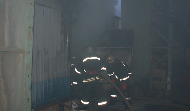 В Заводском районе Николаева спасатели предотвратили пожар в ангаре с автомобилями