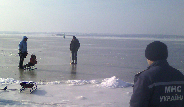 Санки, хоккей, коньки. Николаевцы вышли на лед