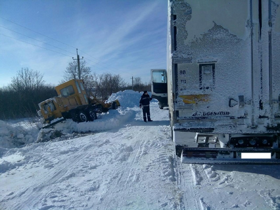 Одесскую и Киевскую трассы открыли - для "цепированных" грузовиков 1