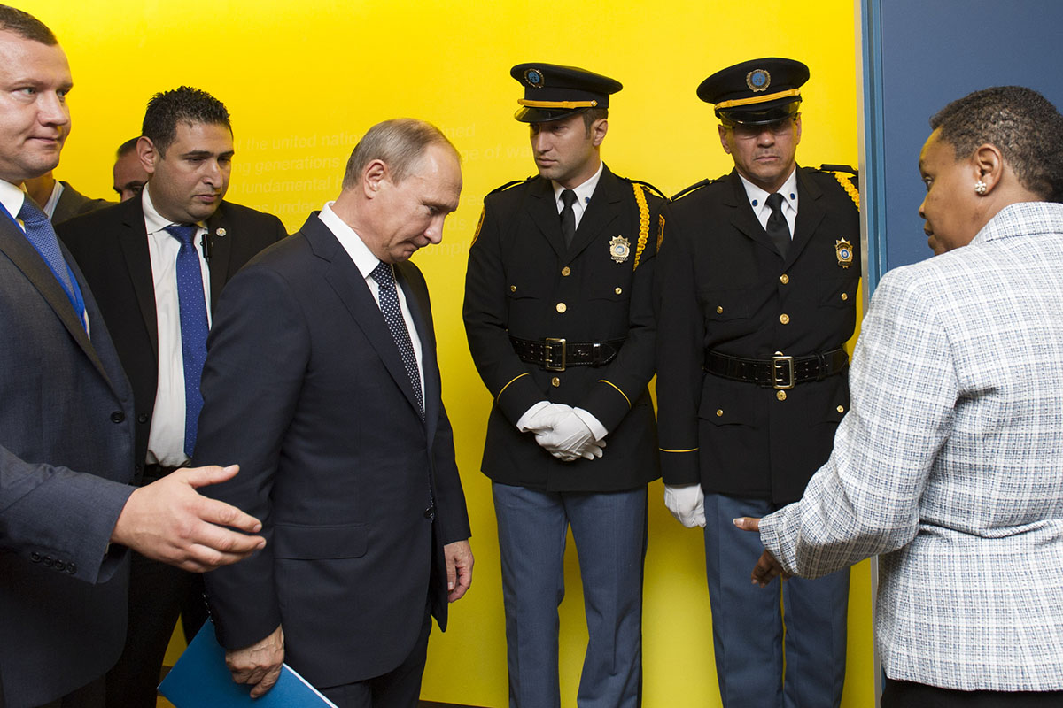 Над Путиным слетаются “черные лебеди”