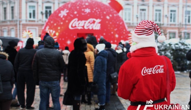 Coсa-Cola подкупила украинцев бесплатной раздачей шипучки – на морозе выстроились очереди