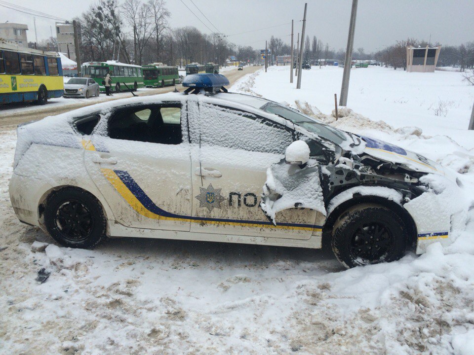 Полицейское авто протаранило трактор в Харькове 3