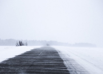 SOS! Работники Николаевского гидрометцентра уже двое суток не могут попасть домой – дороги к аэропорту замело