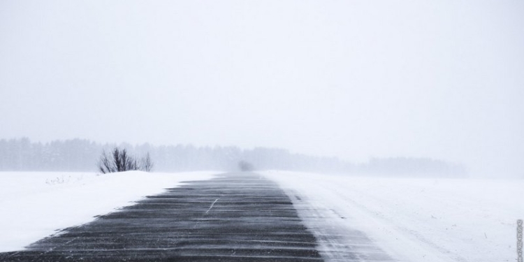 SOS! Работники Николаевского гидрометцентра уже двое суток не могут попасть домой – дороги к аэропорту замело