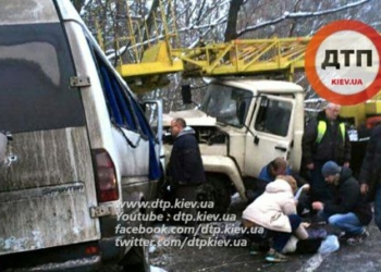 В Киеве маршрутка столкнулась с автовышкой: 15 человек пострадало