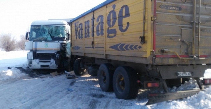 На трассе под Новой Одессой столкнулись фуры и перегородили дорогу