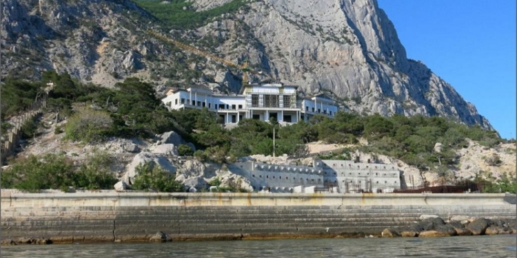 “Подогрели, обобрали”. Дворец Януковича в Крыму отдадут Путину