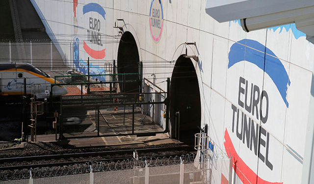 Мигрант не пройдет. Во Франции затопили землю вокруг Евротоннеля