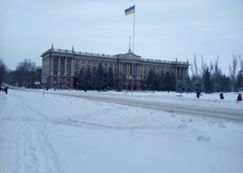 Не сильный-то и снегопад был: в Николаеве дороги проезжаемы, но с «кашей», маршрутки ходят