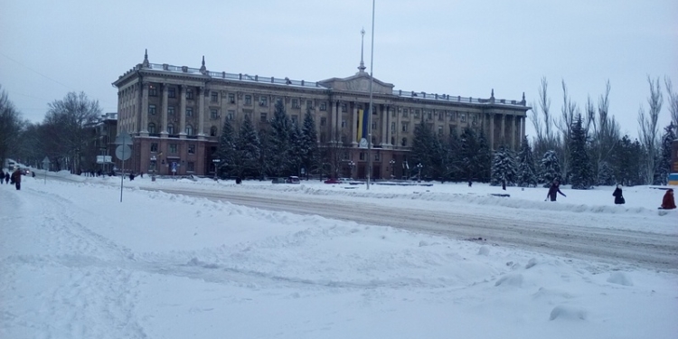 Не сильный-то и снегопад был: в Николаеве дороги проезжаемы, но с «кашей», маршрутки ходят