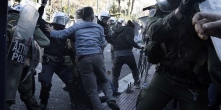 В Греции полиция применила слезоточивый газ против демонстрантов