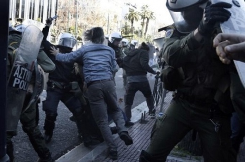 В Греции полиция применила слезоточивый газ против демонстрантов 1