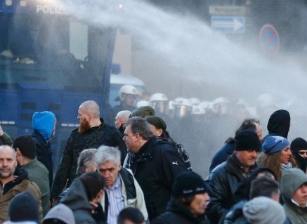 В Кельне прошла демонстрация против насилия. Полиция применила водометы 1