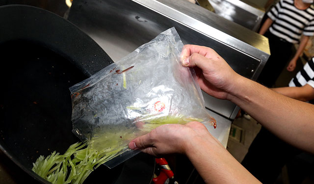 В Китае 35 ресторанов подозревают в добавлении опиумного мака в блюда