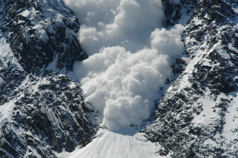 Спасатели предупредили: в Карпатах существует опасность схождения лавин 1