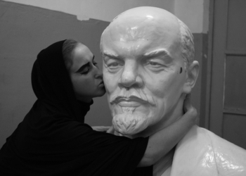 Путин покритиковал Ленина, теперь в РФ танцуют на памятниках вождю