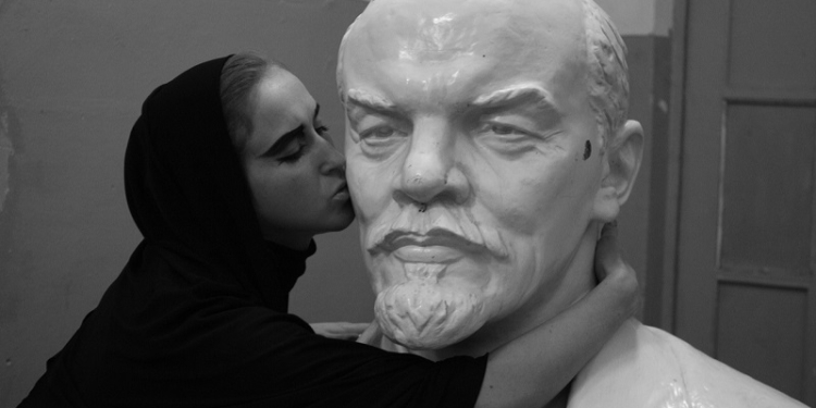 Путин покритиковал Ленина, теперь в РФ танцуют на памятниках вождю