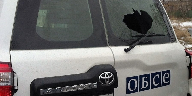 Снайпер обстрелял автомобиль ОБСЕ в Марьинке