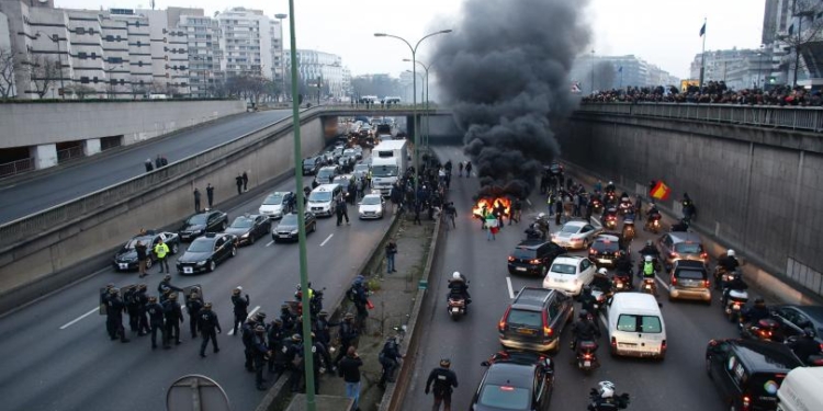 В Париже устроили “Майдан” – уже жгут шины