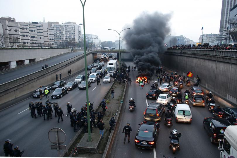 В Париже устроили "Майдан" - уже жгут шины 1
