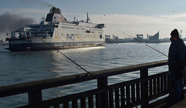 Беженцы взяли на абордаж британский паром в порту французского города Кале