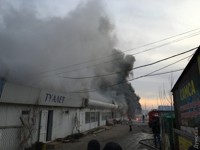 В Одессе горит рынок 4