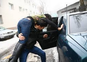 Житель Херсона пытался украсть в Николаеве девушку, а его «опричники» подрались с полицейскими и порвали одному из них форму