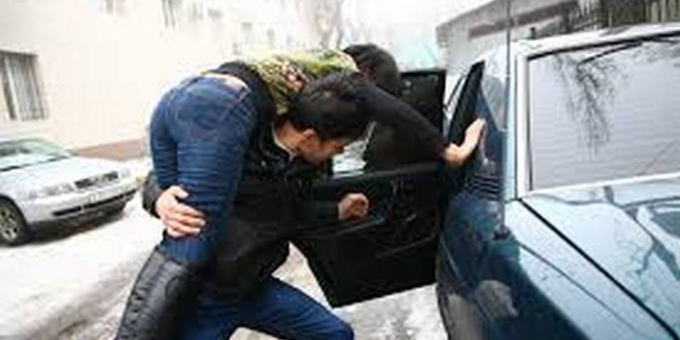 Житель Херсона пытался украсть в Николаеве девушку, а его «опричники» подрались с полицейскими и порвали одному из них форму