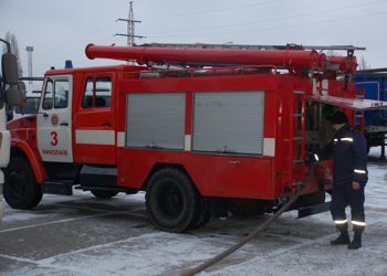 В Заводском районе Николаева спасатели предотвратили пожар в ангаре с автомобилями