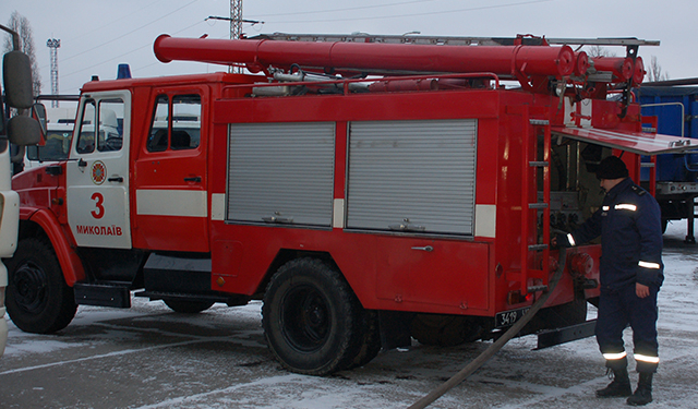 В Заводском районе Николаева спасатели предотвратили пожар в ангаре с автомобилями
