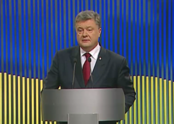 Порошенко заявляет, что подписал договор о передаче доли Roshen в “слепой траст”