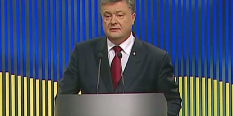Порошенко заявляет, что подписал договор о передаче доли Roshen в “слепой траст”