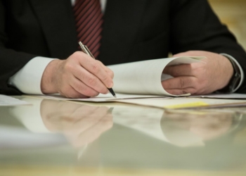 Вот это скорость! Порошенко подписал изменения в регламент ВР по изменениям в Конституцию Украины