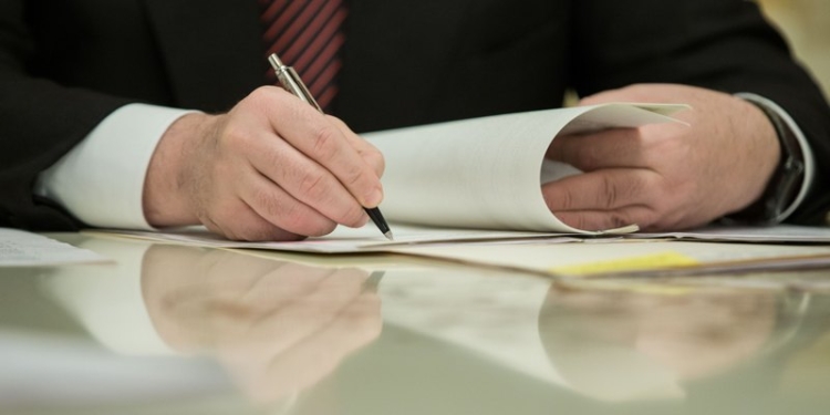 Вот это скорость! Порошенко подписал изменения в регламент ВР по изменениям в Конституцию Украины