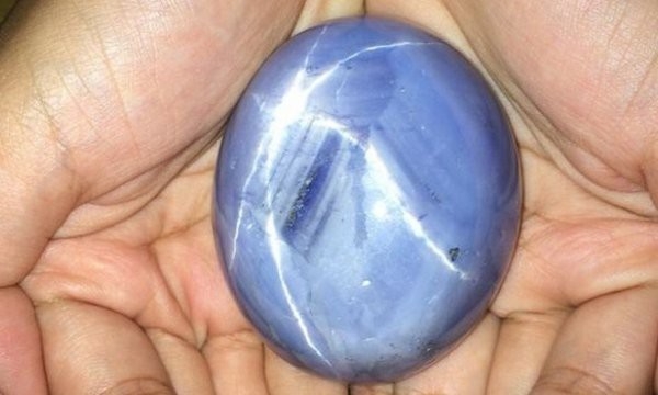 В Шри-Ланке на шахте нашли самый крупный синий сапфир