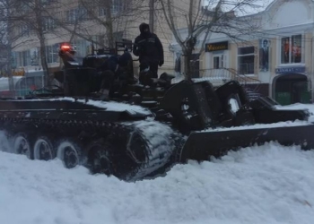 В Николаеве на борьбу со снегом вышли…танки