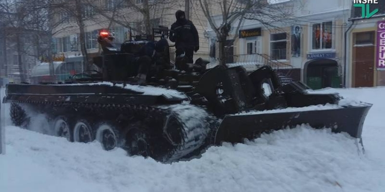 В Николаеве на борьбу со снегом вышли…танки