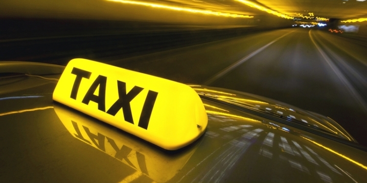 Тарзан новоявленный: в Николаеве мужчина скакал по крыше такси и затевал драку с охранниками бара, из которого только что вышел