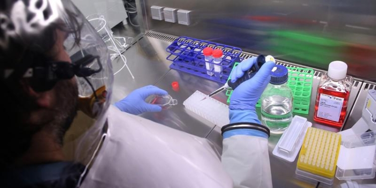 Вирусологи США скептически отнеслись к заявлению Путина о российском лекарстве от Эболы