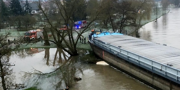 ЧП в Германии. Пьяный капитан баржи перегородил Майн