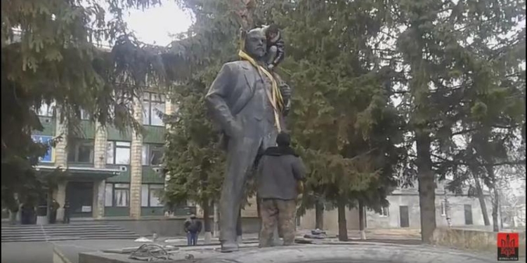 «Правый сектор» демонтировал памятник Ленину во Врадиевке