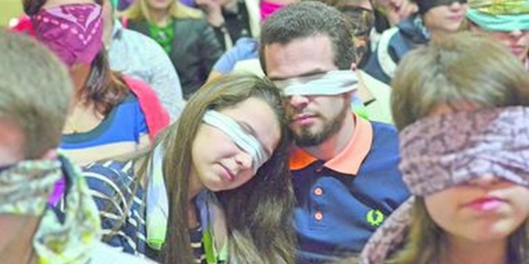 В Одессе открылся необычный “Театр ушей”: повязки на глазах и таинство звука