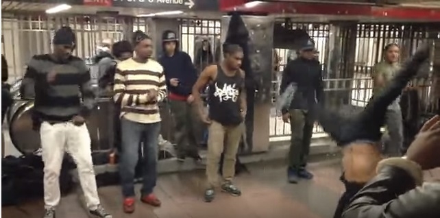 Ностальгия? В YouTube все более становится популярным ролик, как в Нью-Йорке танцуют брейк под «И вновь продолжается бой»