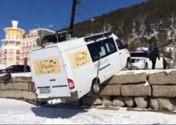 На Байкале сильный ветер сдул микроавтобус с причала