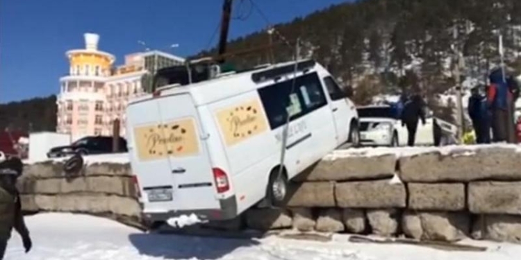 На Байкале сильный ветер сдул микроавтобус с причала