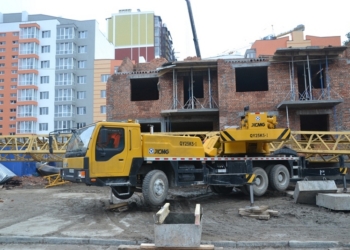 В Киевской области упал башенный кран: один человек погиб, двое получили травмы