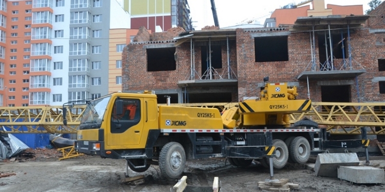 В Киевской области упал башенный кран: один человек погиб, двое получили травмы